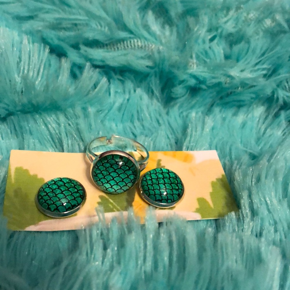 💥4/$20💥Swanky Coconut  ring and earrings